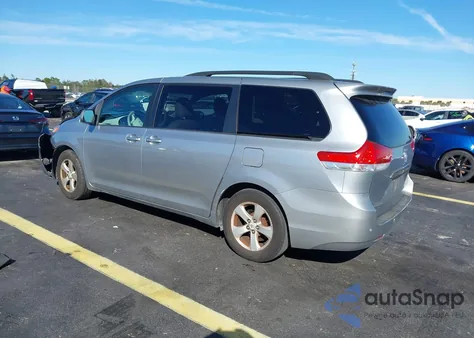 2011 Toyota Sienna Le V6 z USA, uszkodzony, nr VIN 5TDKK3DC9BS135194